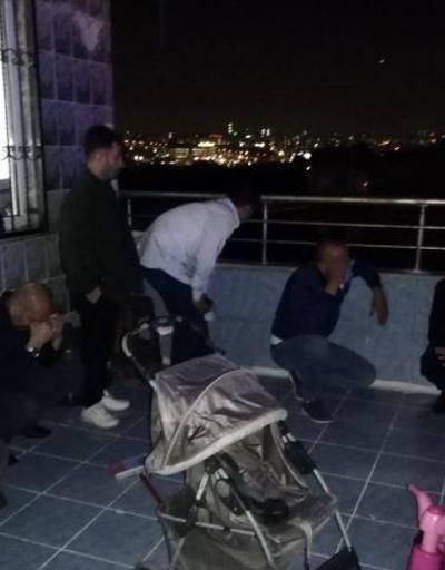 Kumar oynarken basılan 16 kişi çatıya saklandı