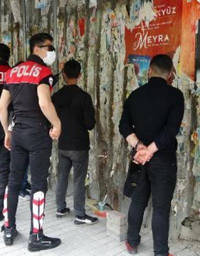 Beyoğlunda 13 kişi topluca gezerken yakalandı