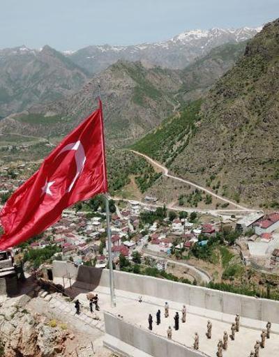 Kato Dağında şehit düşen 10 asker anısına dev Türk bayrağı dikildi