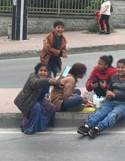 Sokağa çıkma kısıtlamasında cam silen çocuklar kameralara yansıdı
