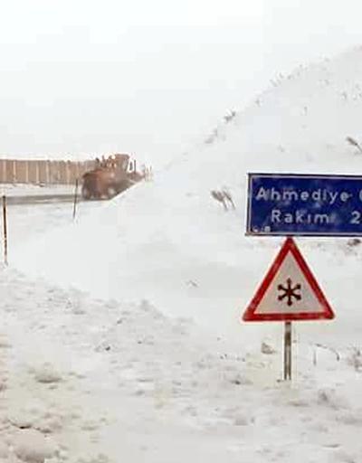 Erzincanda köy yolları, mayıs ayında kardan kapandı