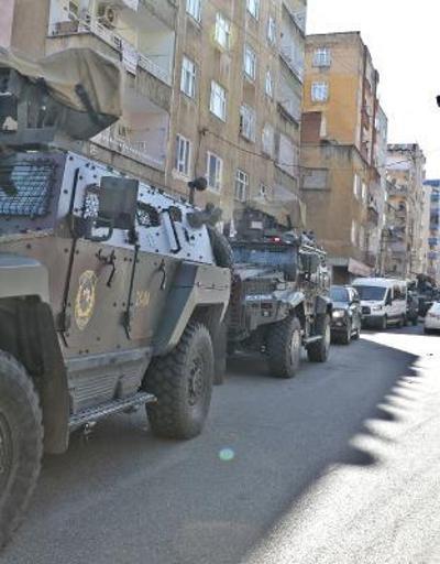 Son dakika... Diyarbakırda kimlik kontrolü yapan polislere ateş açıldı: 1 şehit