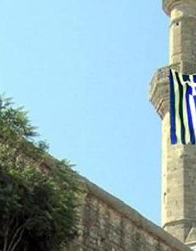 Tarihi caminin minaresine Yunan bayrağı astılar