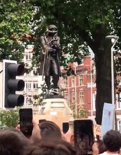 İngilterede göstericiler, köle taciri Edward Colstonın heykelini yıktı