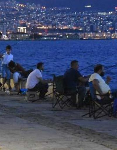 İzmirde sosyal mesafeye yine uyulmadı