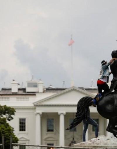 Protestolar Beyaz Saraya ulaştı: Eski başkanın heykelini devirmek istediler