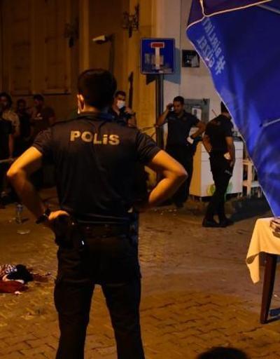 İzmirde eğlence mekanı önünde silahlı kavga: 2 yaralı