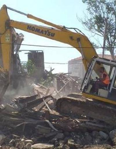 Silivride tehlike saçan metruk yapılar yıkıldı
