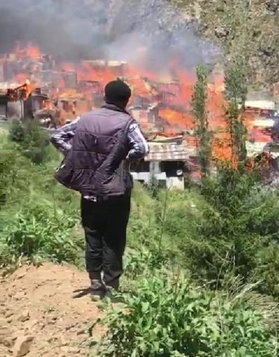 Son Dakika... Artvinde büyük yangın: Onlarca ev kül oldu