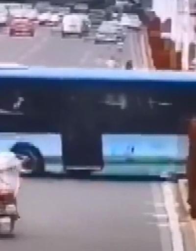 Çinde facia Öğrenci taşıyan otobüs su kanalına uçtu: 21 ölü, 15 yaralı