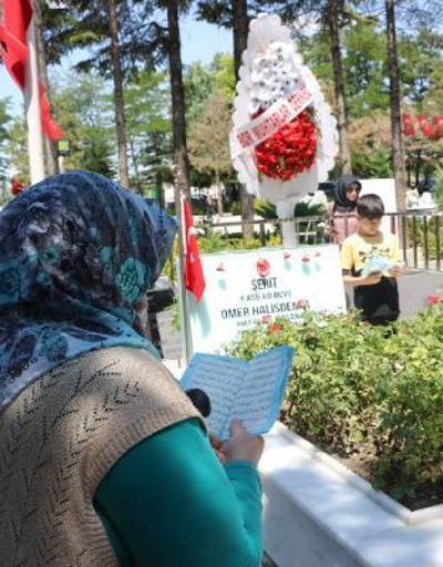 Son Dakika Haberleri: Şehit Ömer Halisdemirin kabri başında dualar edildi  | Video