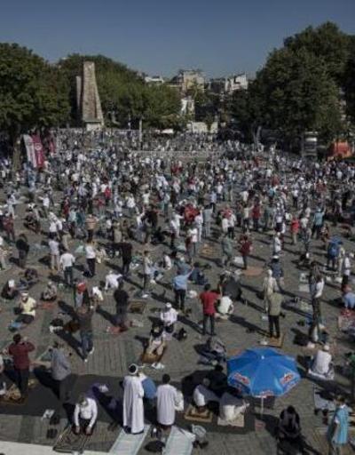 Binlerce kişi Ayasofya Camiinin önünde toplandı