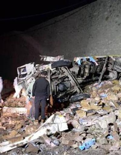 Erzurumda dinamit yüklü kamyon kaza yaptı İki kişi öldü...