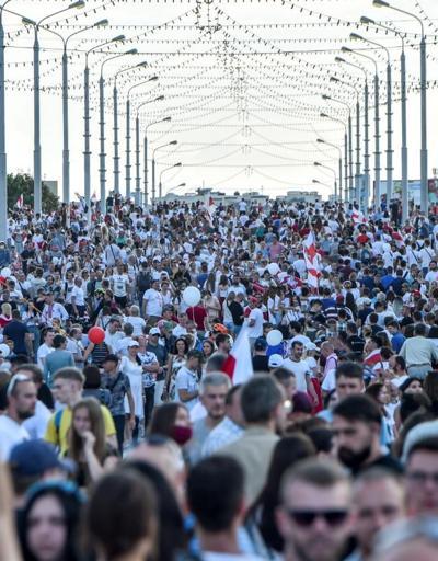 Belarusta protestolar büyüyor: 200 bin kişi katıldı
