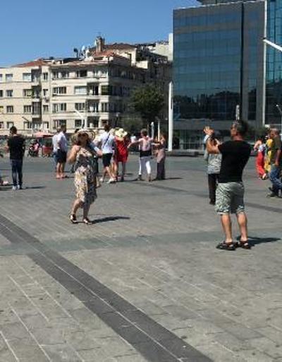 Son dakika... Taksimde turistler maske ve sosyal mesafeyi hiçe saydı
