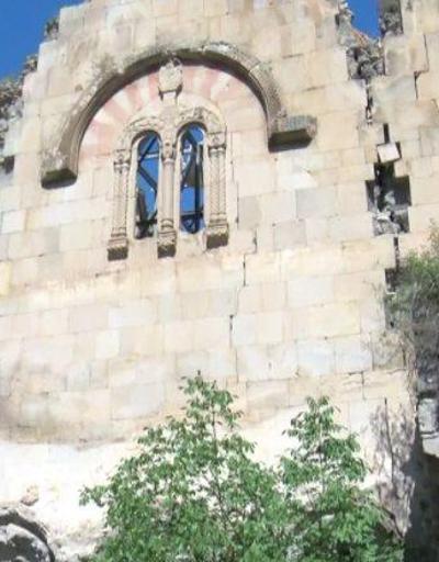 Tarihi kilise yıkılma tehlikesiyle karşı karşıya | Video