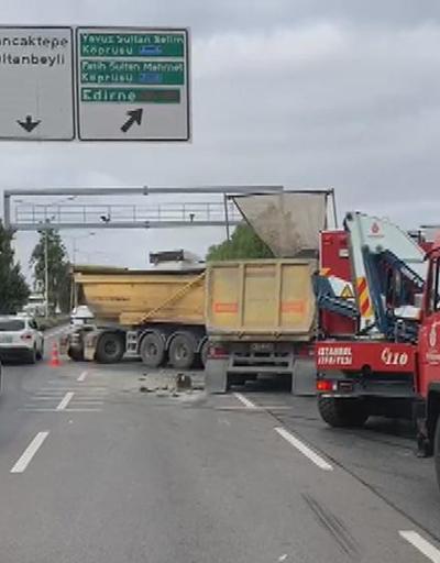 Son dakika İstanbulda hafriyat kamyonları çarpıştı