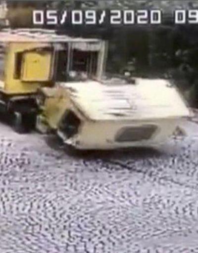 Yokuş aşağı kayan çöp kamyonu evin bahçesine girdi | Video