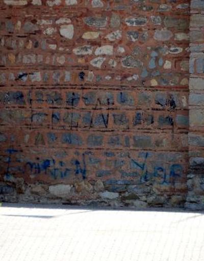 Son dakika.. Tarihi kalenin duvarlarına sprey boya ile isim yazdılar