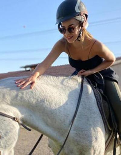 Hira Koyuncuoğlu Kapadokya’da at binmeyi öğreniyor
