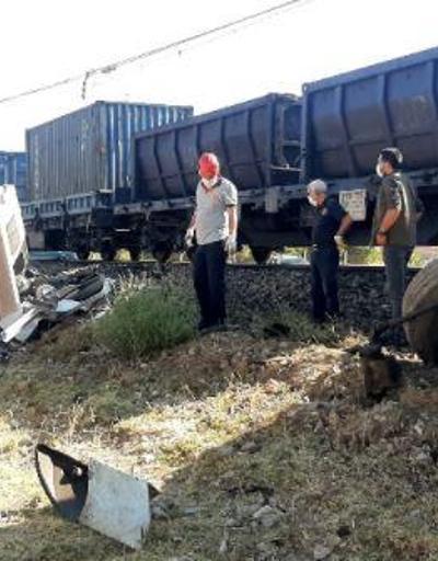 Son dakika.. Hemzemin geçitte trenin çarptığı kamyonun sürücüsü öldü