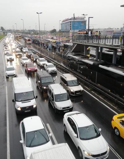 Son dakika haberler... İstanbulda yağışın etkisiyle trafik yoğunluğu
