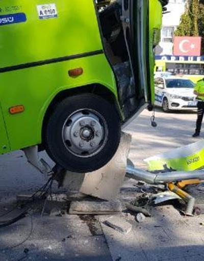 Halk otobüsü ile hafif ticari araç çarpıştı: 7 yaralı
