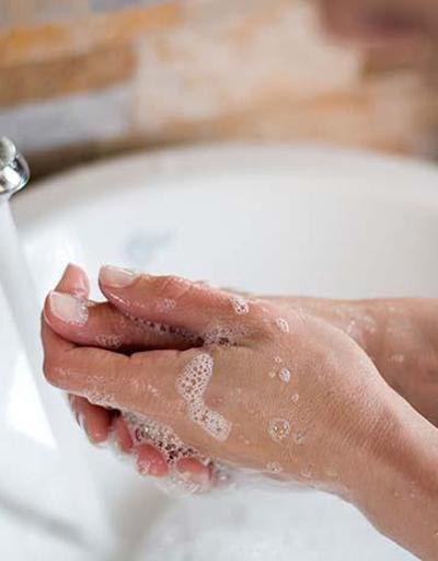 Koronavirüsten korunmak için eldiven yerine elinizi yıkayın