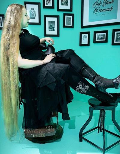 Gerçek Rapunzel Almanya’da bulundu 16 yaşından beri saçını uzatıyor
