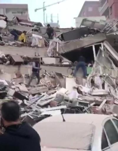 Son dakika İzmirde yıkılan binalar saniye saniye görüntülendi... İşte İzmirde deprem anı | Video