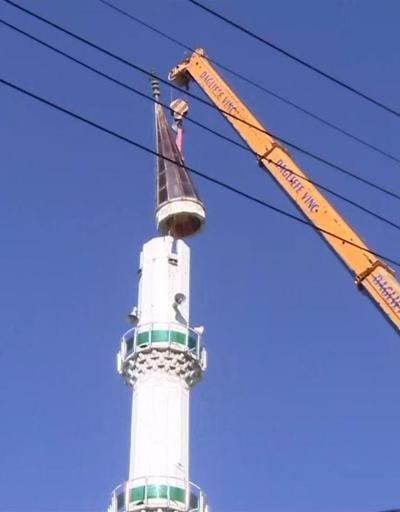 Bayraklıda hasarlı minareni külahı söküldü | Video