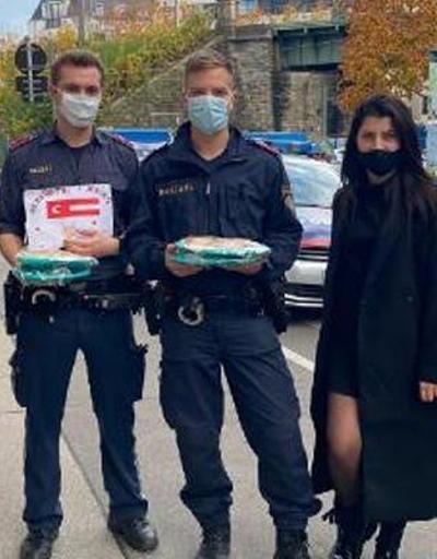 Türk gençlerden Viyana polisine destek