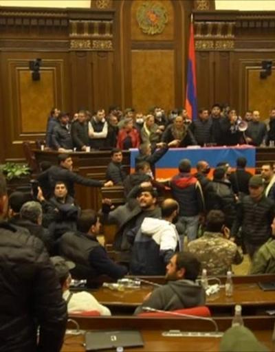 Erivanda sokağa dökülen halk Meclis binasını bastı | Video