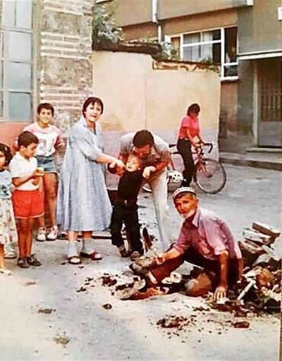 Ata Demirerden tbt paylaşımı 1985 Bursa Akbıyık Mahallesi duvara yaslanmış gülüyorum...