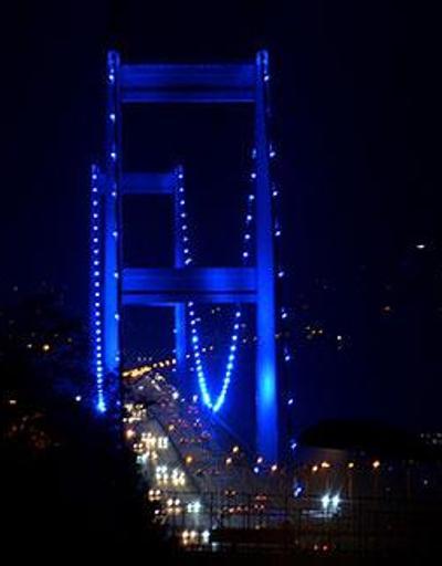 FSM Köprüsü 3 Aralık Dünya Engelliler Günü dolayısıyla mavi renge büründü