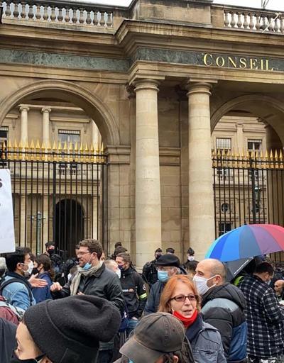 Fransa sokakları yine karıştı Macron istemese de biz buradayız