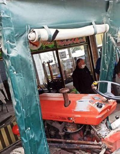 Sakaryada kaza ucuz atlatıldı: Traktör çay ocağının bahçesine girdi