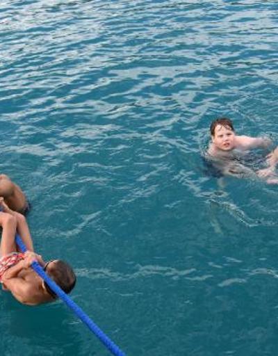 Rus turistler Antalyada denize girdi