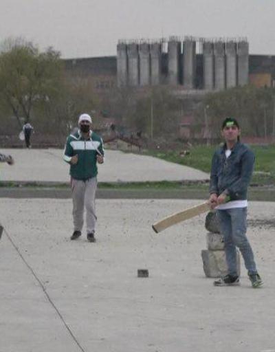 Kısıtlamayı delip kriket oynadılar | Video