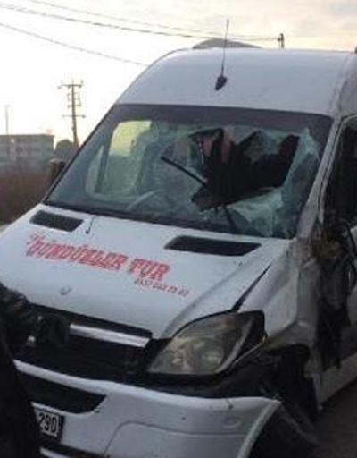 Devrilen servis minibüsünün şoförü yaralandı