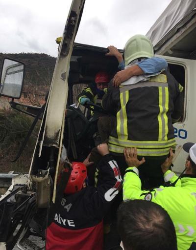 TIRa çarpan kamyonda sıkışan sürücüyü itfaiye ekibi kurtardı