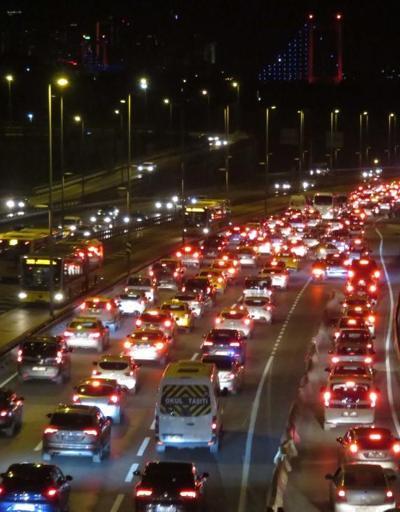 80 saatlik kısıtlama sonrası 15 Temmuz Şehitler Köprüsünde trafik yoğunluğu