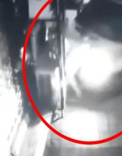 Minibüsün çarptığı genç kılpayı kurtuldu | Video