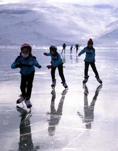 Yüzeyi donan Çıldır Gölünde buz pateni keyfi Çocuklar doyasıya eğlendi