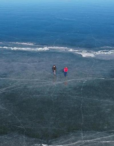 Yüzeyi tamamen buz tuttu... Balık Gölü ziyaretçilerini cezbediyor