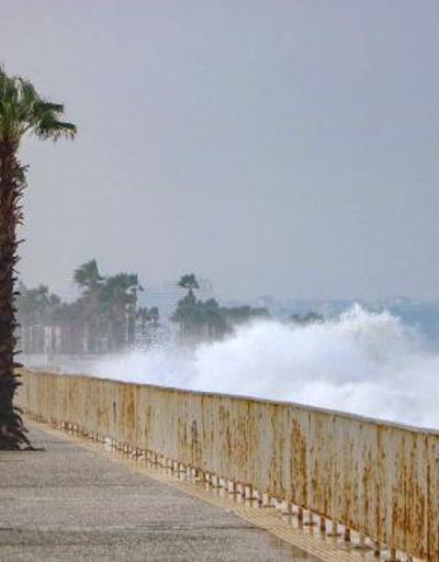 Fırtına nedeniyle sahilde 5 metrelik dalgalar oluştu