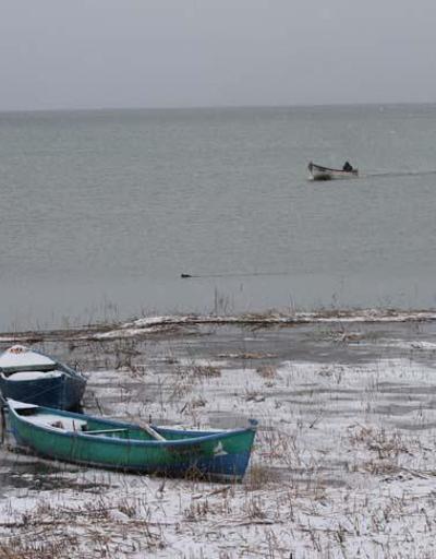 Tekneler karla doldu: Yaz kış demeden balık avı