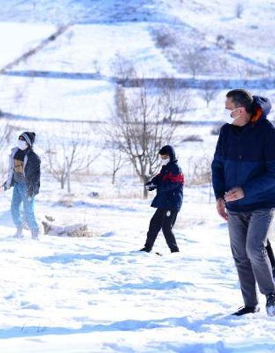 Bakan Selçuk, öğrencilerle kar topu oynadı
