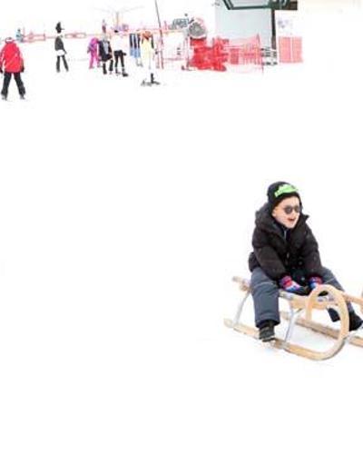 Yarıyıl tatilindeki öğrenciler, kayak pistlerinde stres atıyor