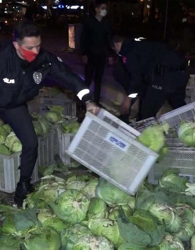 Kaza sonrası yola savrulan lahanaları polis topladı